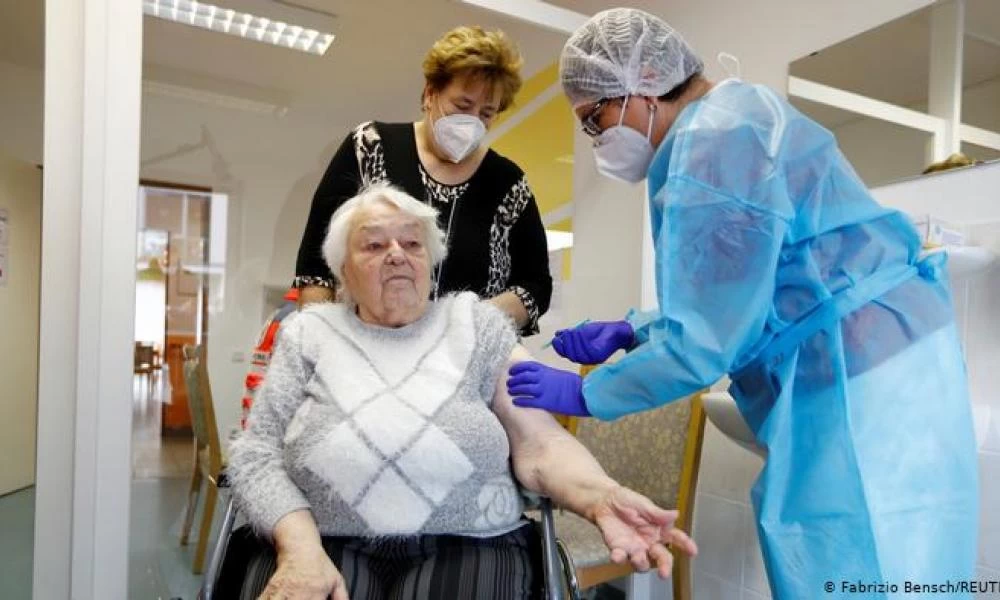 Κορονοϊός: «Παρατράγουδα» στη Γερμανία με το εμβόλιο - Τους έκαναν πενταπλή δόση!